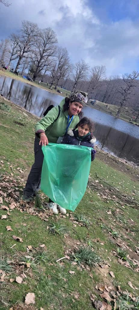 Tri des déchets lors d'une sortie nature